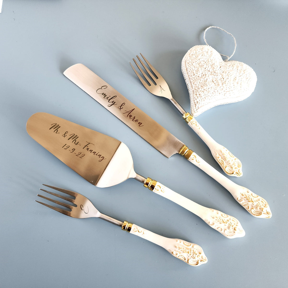 White & Gold Cake Lift & Knife Set